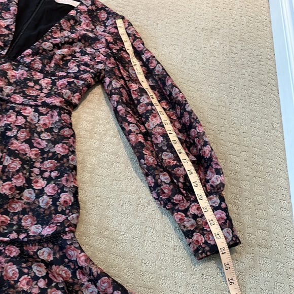 ✨Simply adorable open front black w/subtle peach pink green floral pattern dress - Picture 12 of 16